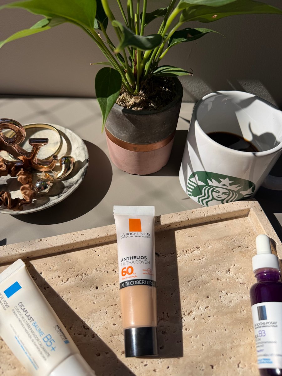 Protetor Anthelios e skincare La Roche-Posay em bandeja de travertino