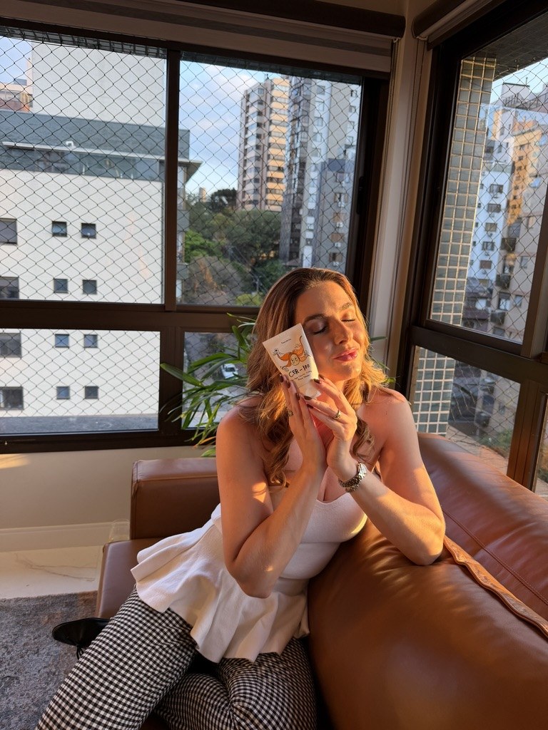 Aline encosta o tubo de CER-100 no rosto, na luz do fim de tarde