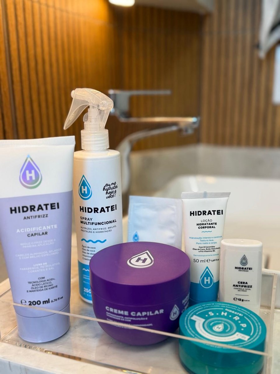 Linha de produtos Hidratei na bancada do banheiro