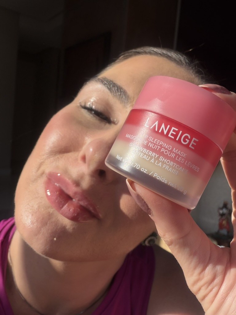 Aline segura o Lip Sleeping Mask da Laneige junto ao rosto