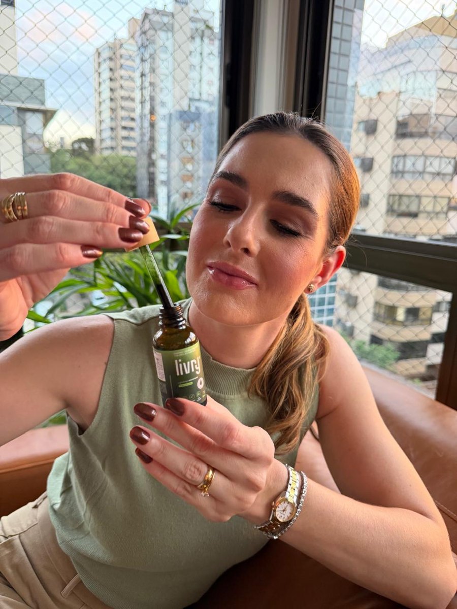 Aline segura o conta-gotas da Livry