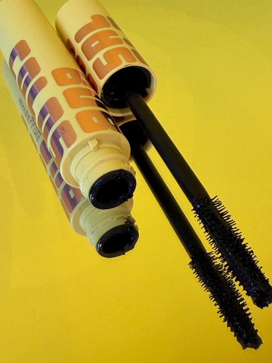 Máscaras de cílios Maybelline sobre fundo amarelo