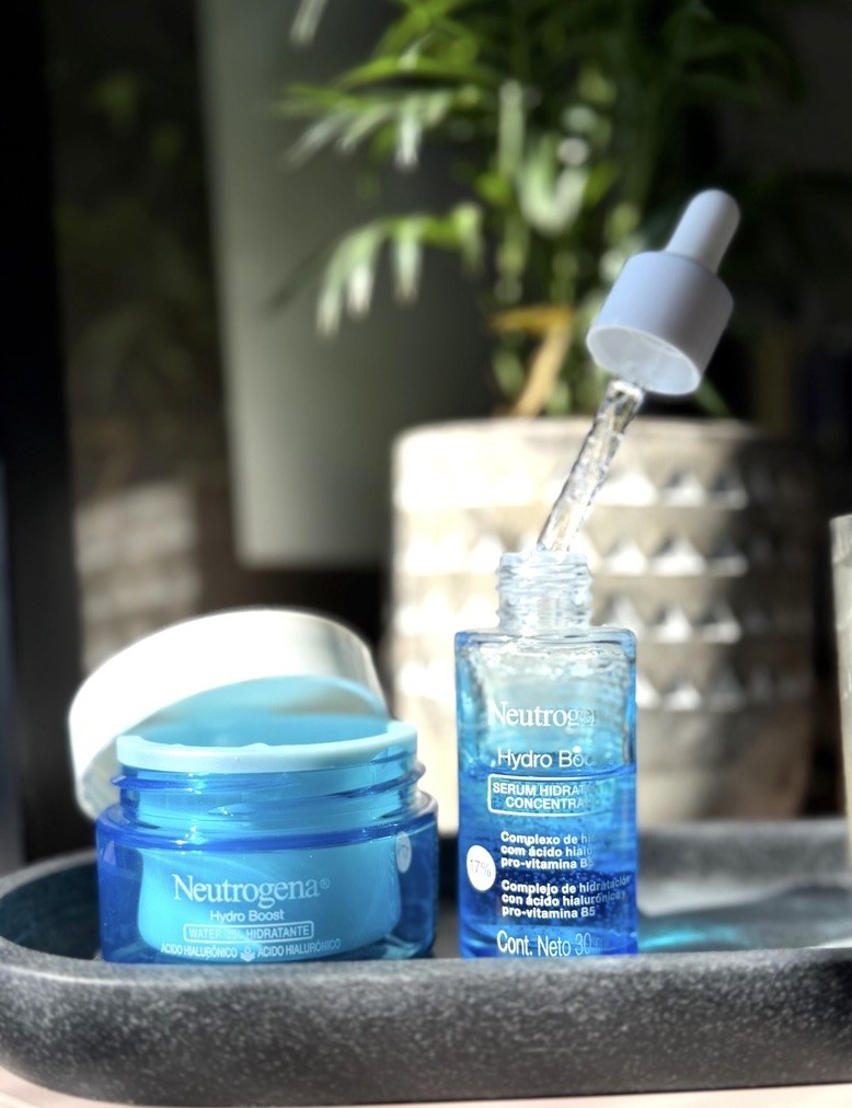 Hidratante e sérum Neutrogena Hydro Boost em bandeja